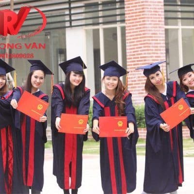 Phong cách chụp kỷ yếu đẹp mọi thời đại: concept áo cử nhân